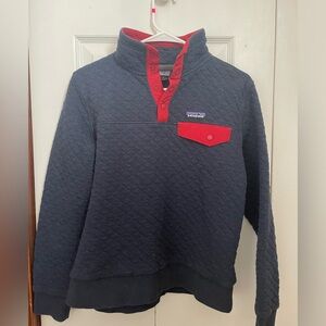 Patagonia dark blue quilted quarter button up with red details